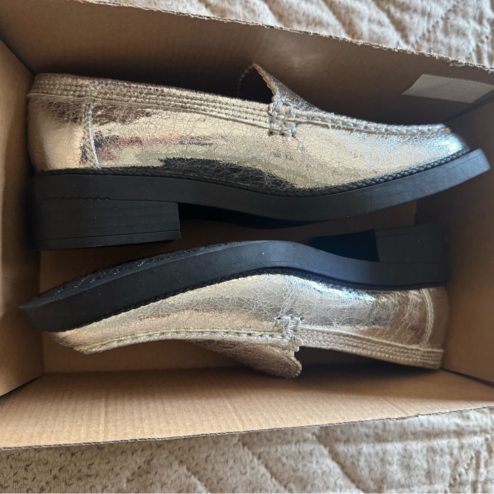 Zodiac Metallic Silver Loafers- super fun& sassy! Cute edging! FUN FASHION 🎉🎉 - Picture 13 of 14